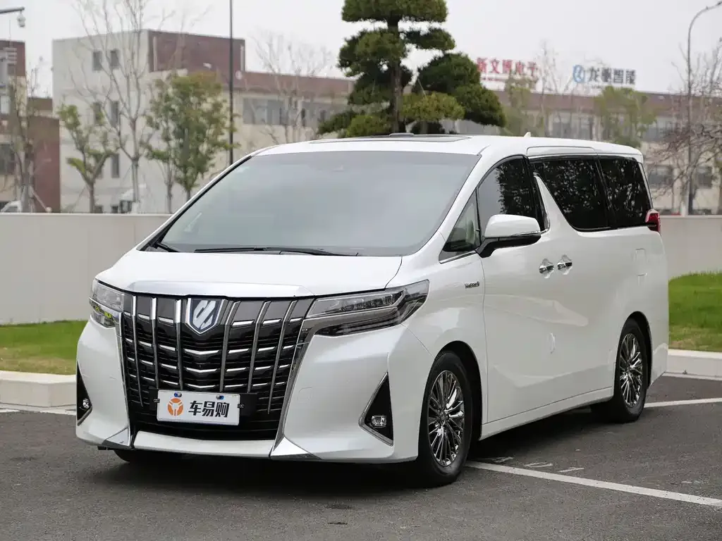 Toyota Alphard — фото 1