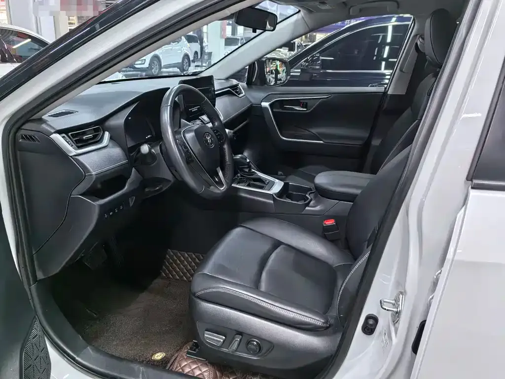 Toyota RAV4 — фото 10