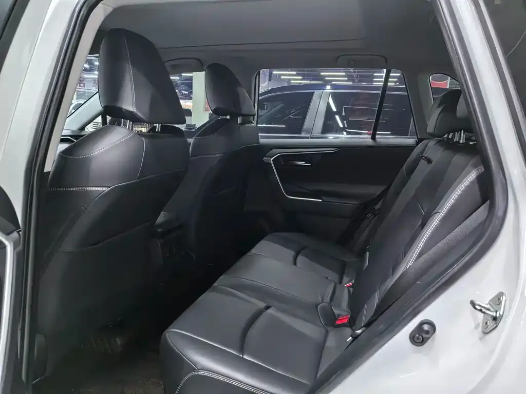 Toyota RAV4 — фото 5