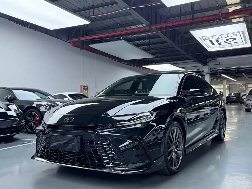 Toyota Camry — фото 1