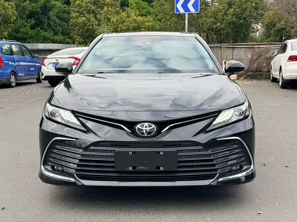 Toyota Camry — фото 1