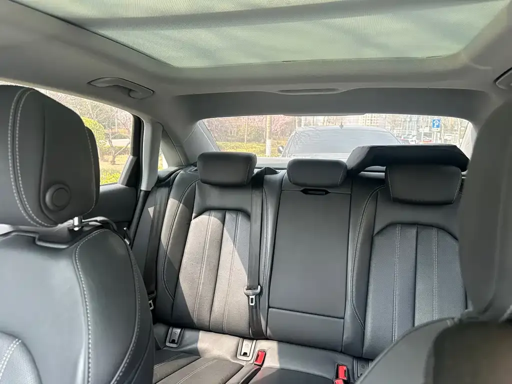 Audi A4L 2023 из CN, фото 2