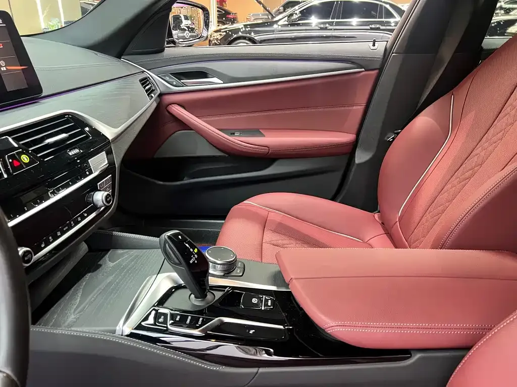 BMW 5 Series 2023 из CN, фото 2