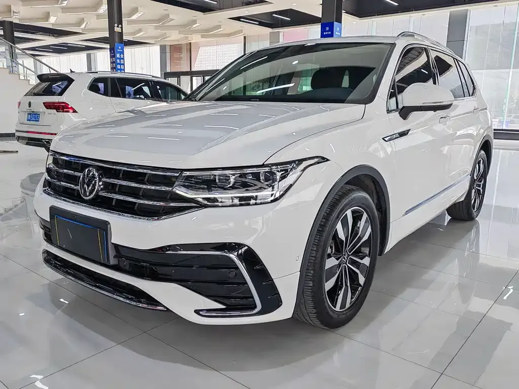 Volkswagen Tiguan L — фото 1