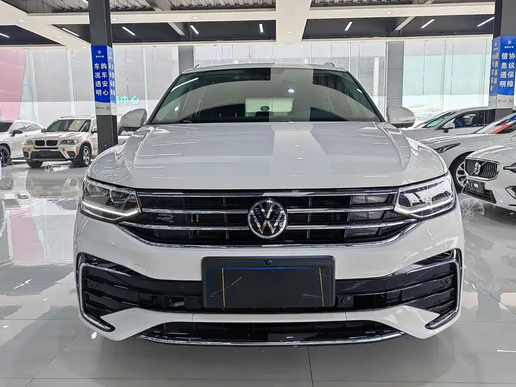 Volkswagen Tiguan L — фото 10