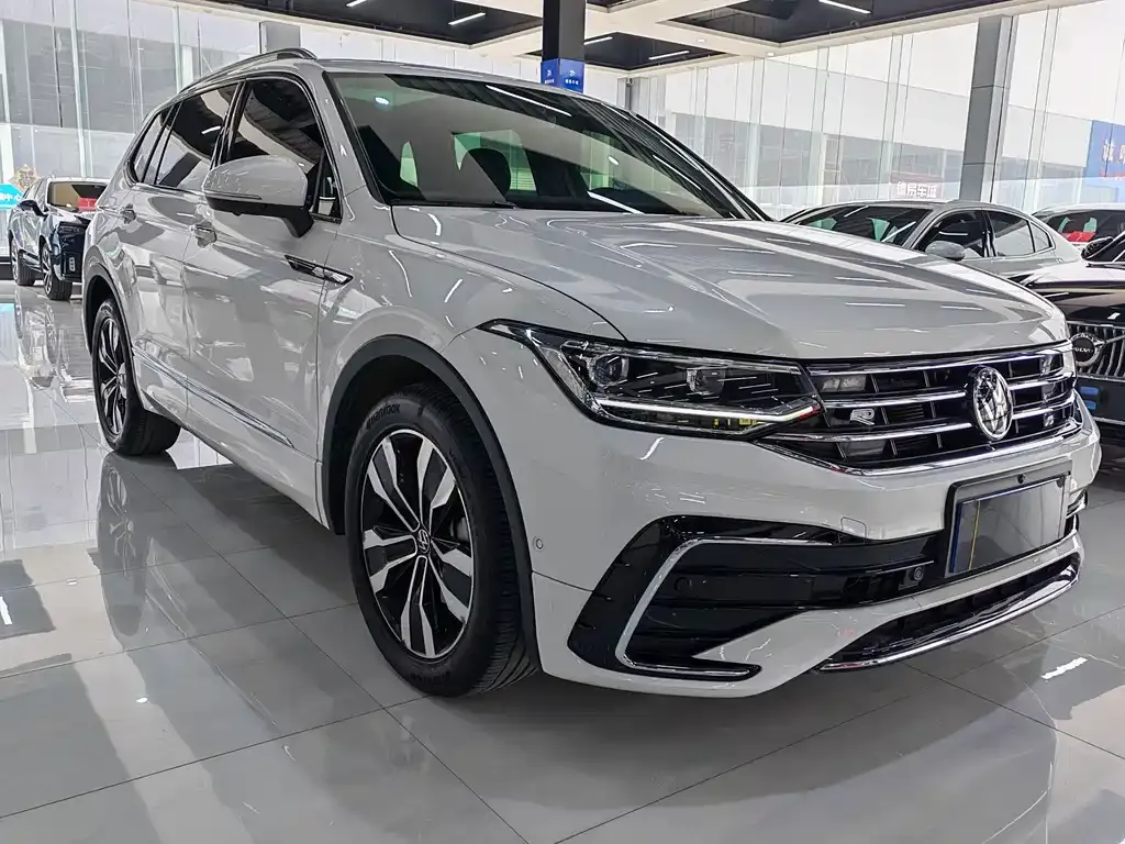 Volkswagen Tiguan L — фото 8