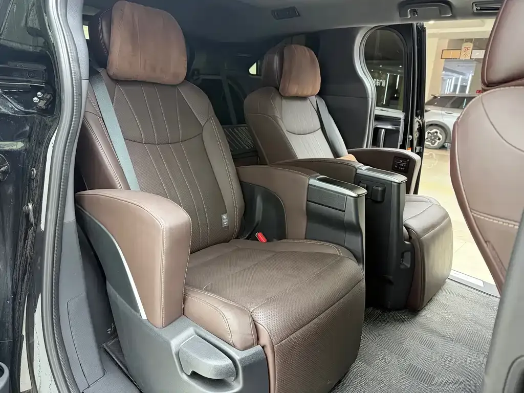 Toyota Granvia 2024 из CN, фото 7