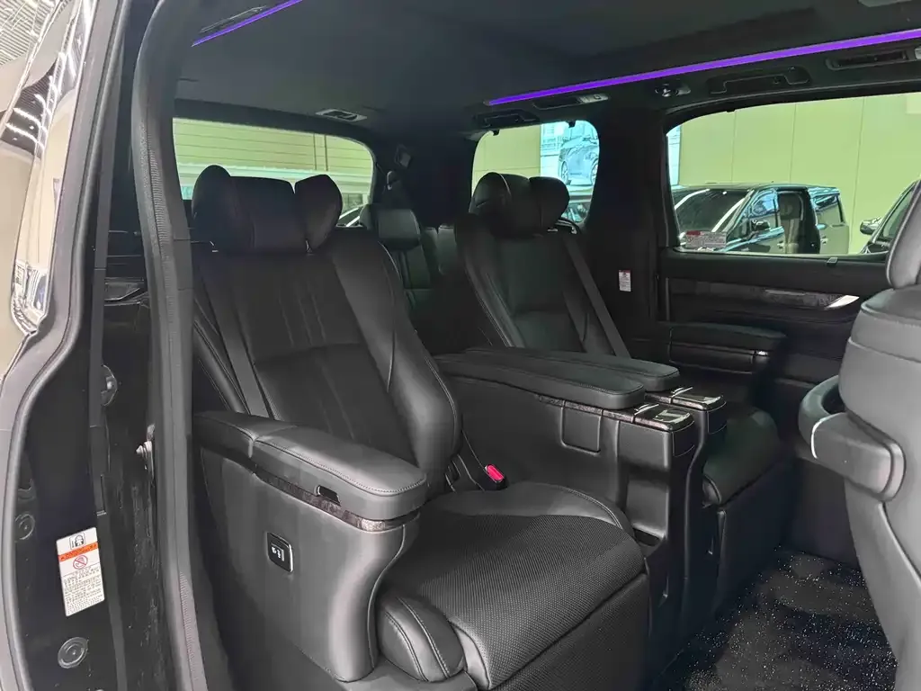 Toyota Vellfire — фото 2