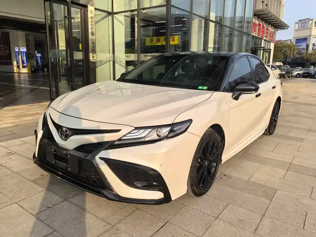 Toyota Camry — фото 1