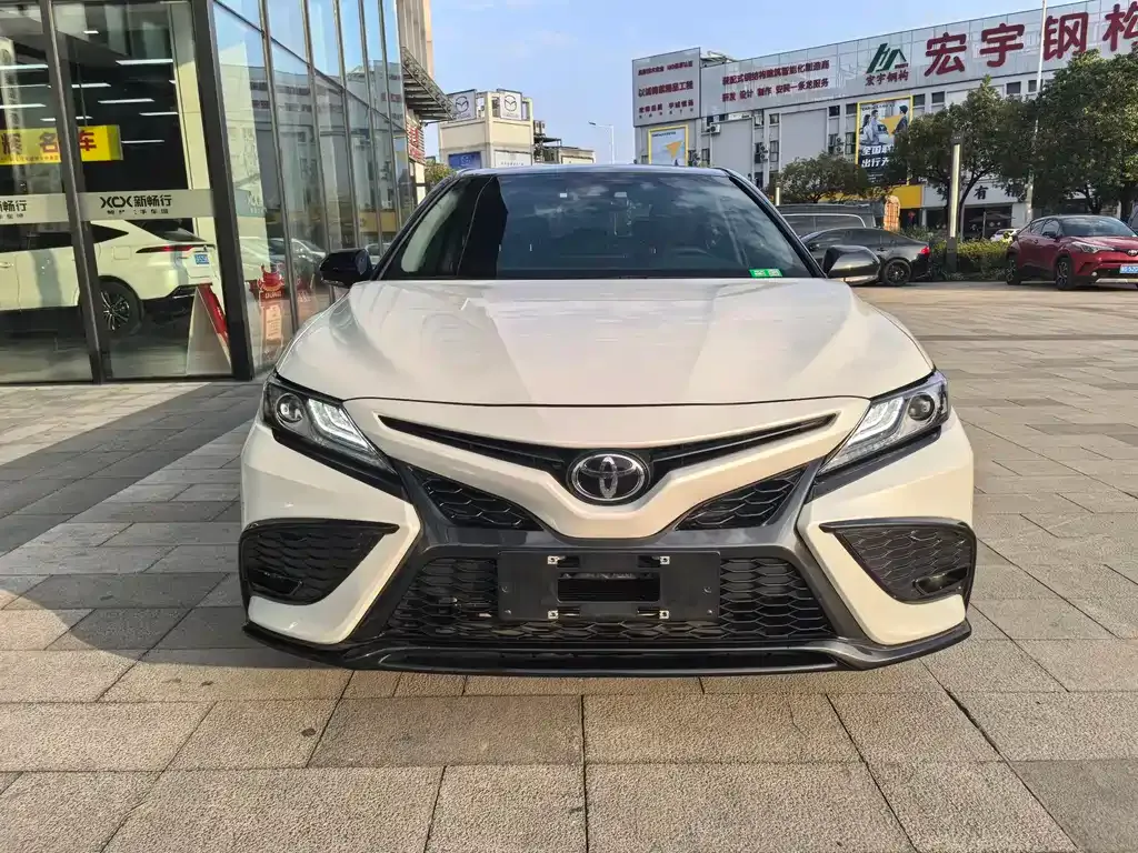 Toyota Camry — фото 7