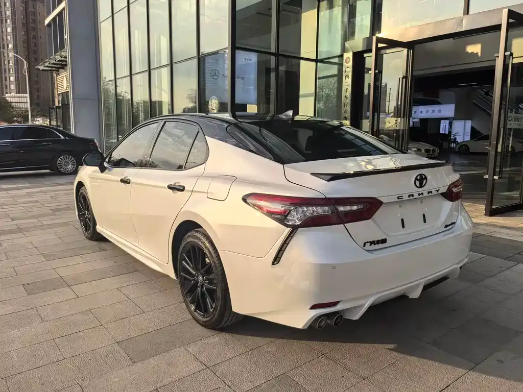 Toyota Camry — фото 5