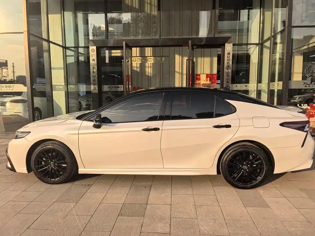 Toyota Camry — фото 10