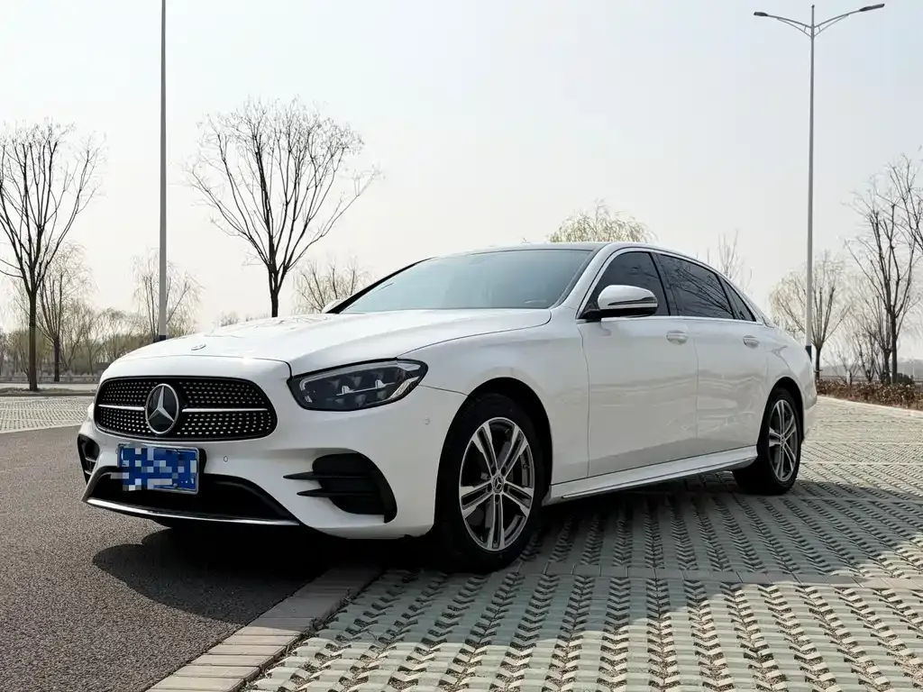 Mercedes-Benz E-Class — фото 1