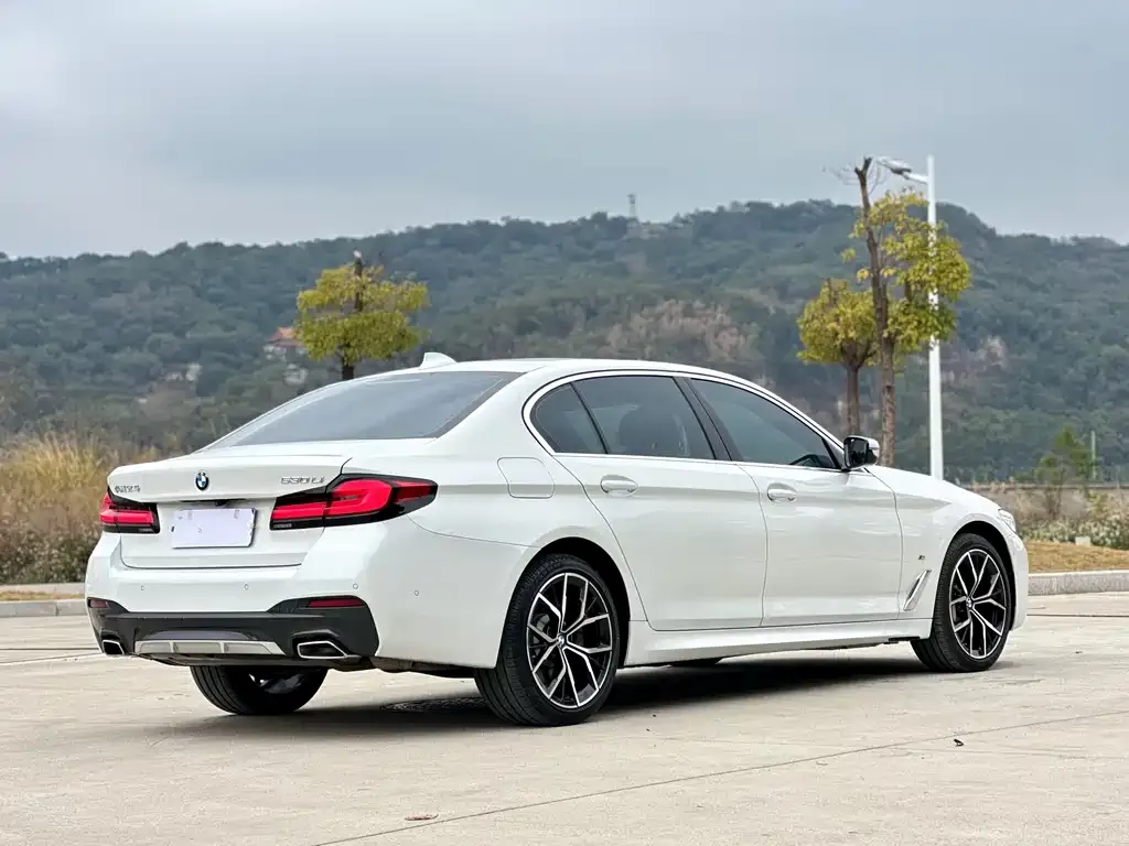 BMW 5 Series — фото 9