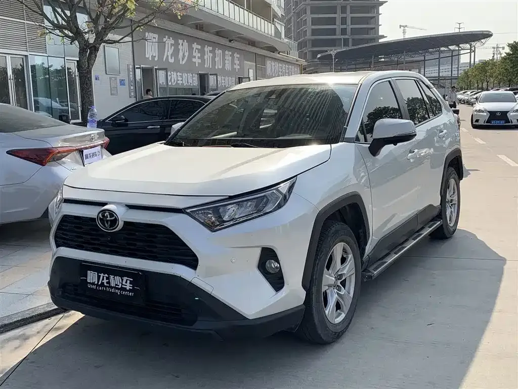Toyota RAV4 — фото 1
