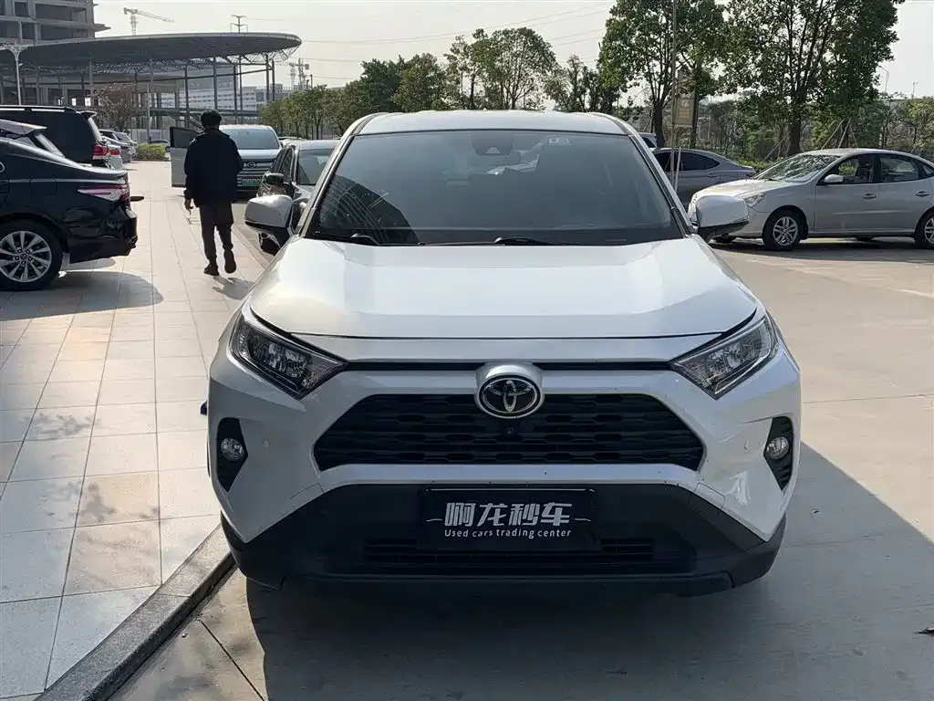 Toyota RAV4 — фото 7