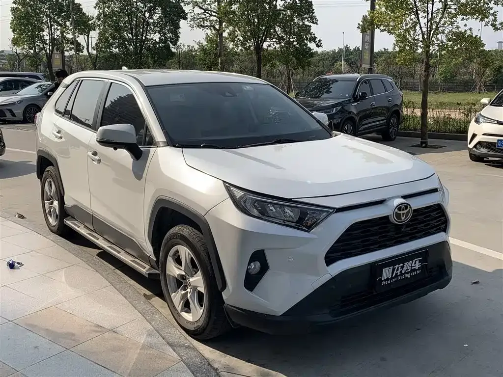 Toyota RAV4 — фото 8