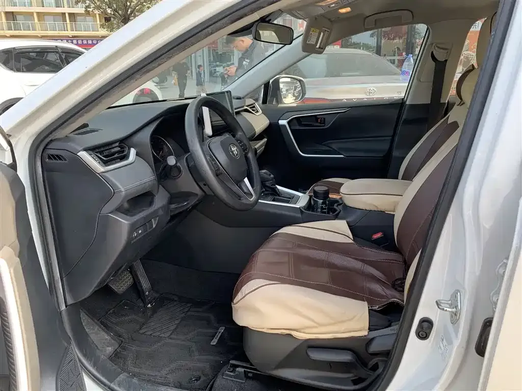 Toyota RAV4 — фото 3