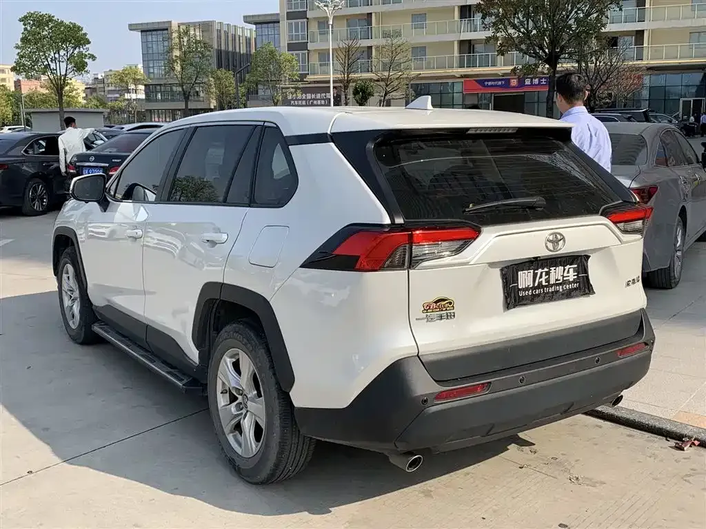 Toyota RAV4 — фото 2