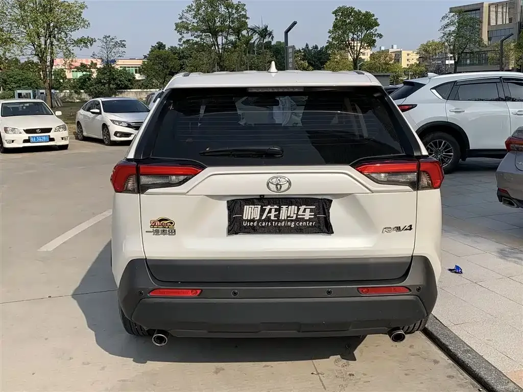 Toyota RAV4 — фото 6