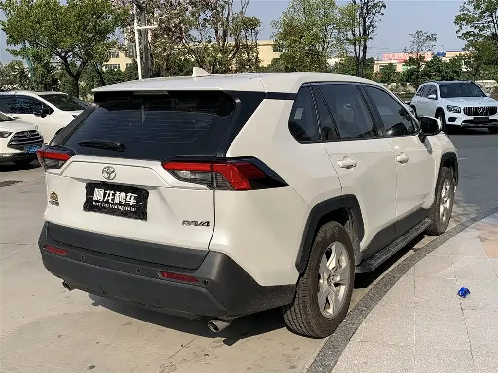 Toyota RAV4 — фото 9