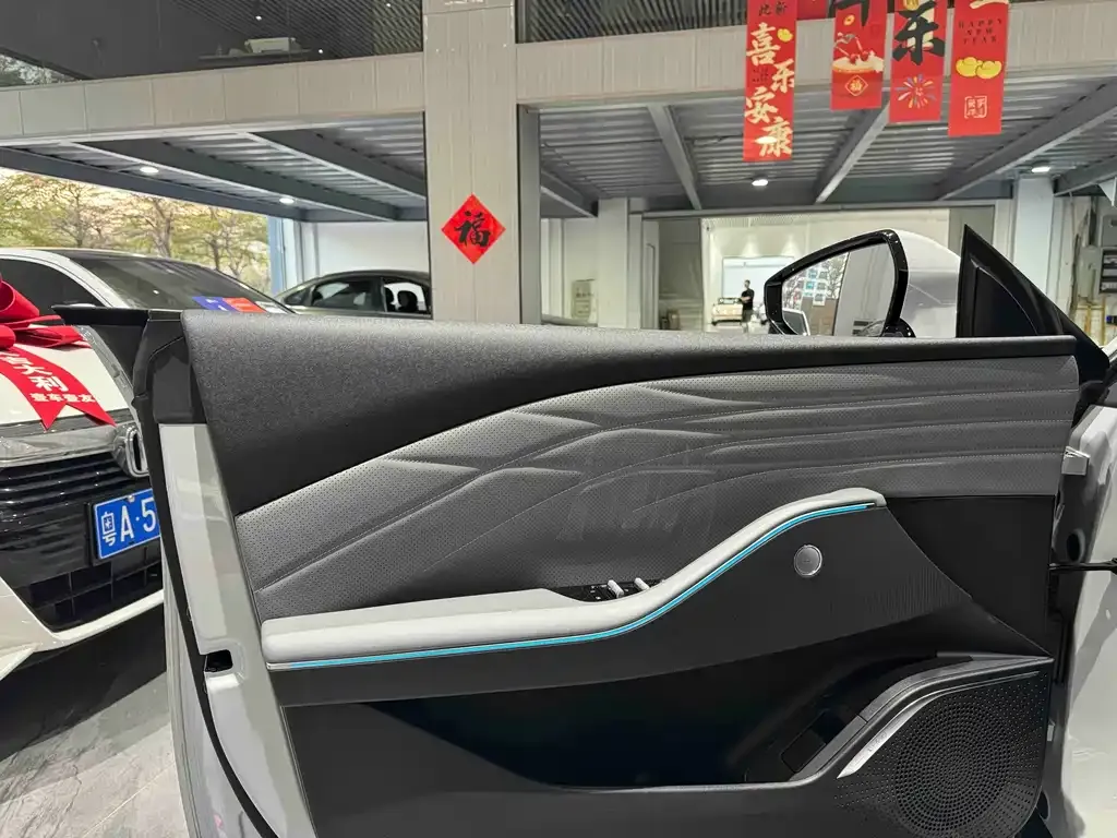 Geely Galaxy E8 — фото 10