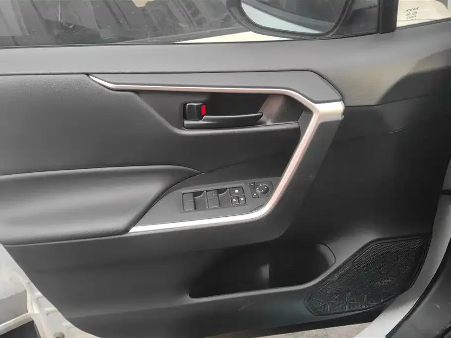 Toyota RAV4 2023 из CN, фото 2