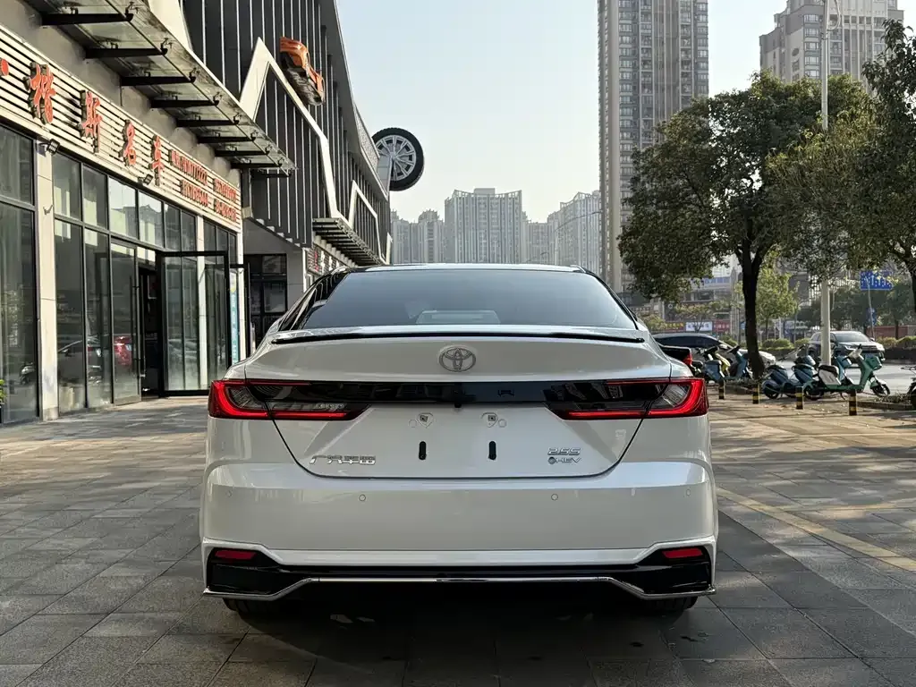 Toyota Camry — фото 4