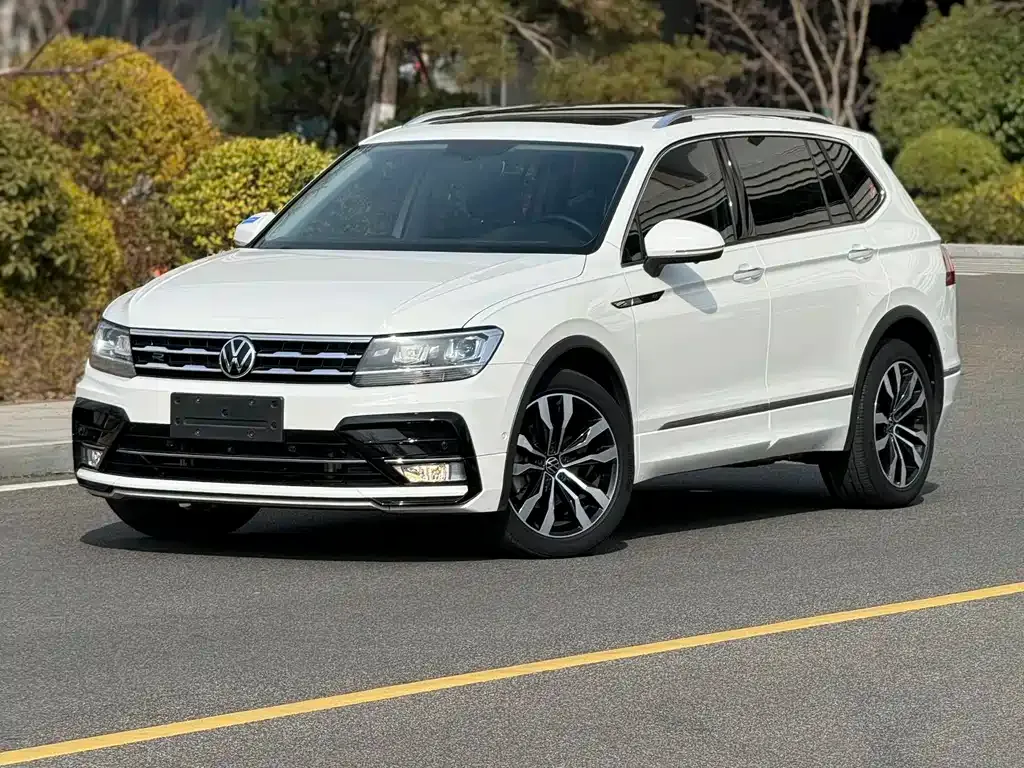 Volkswagen Tiguan L — фото 1