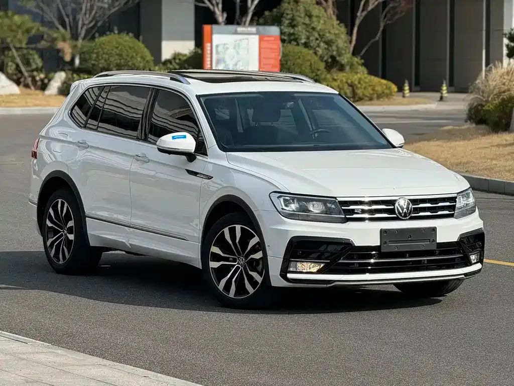 Volkswagen Tiguan L — фото 8