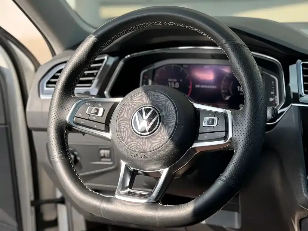 Volkswagen Tiguan L — фото 9