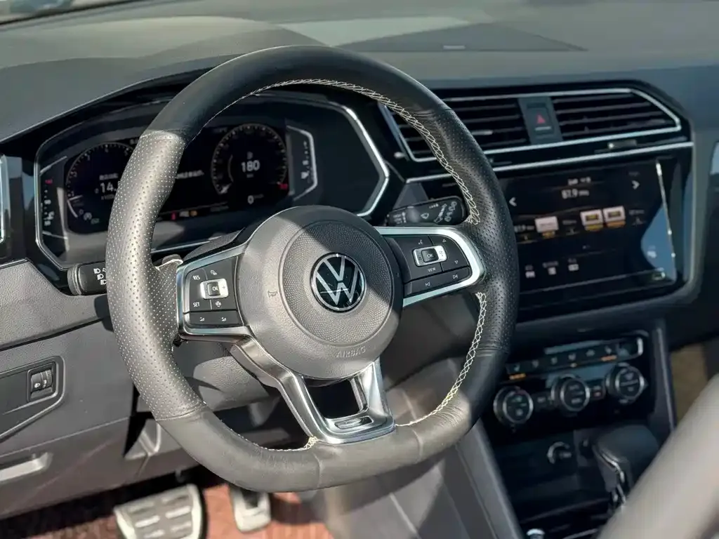 Volkswagen Tiguan L — фото 2