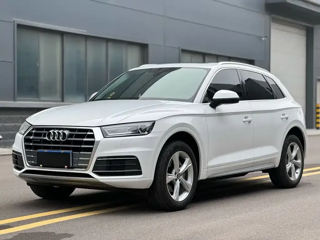 Audi Q5L — фото 1
