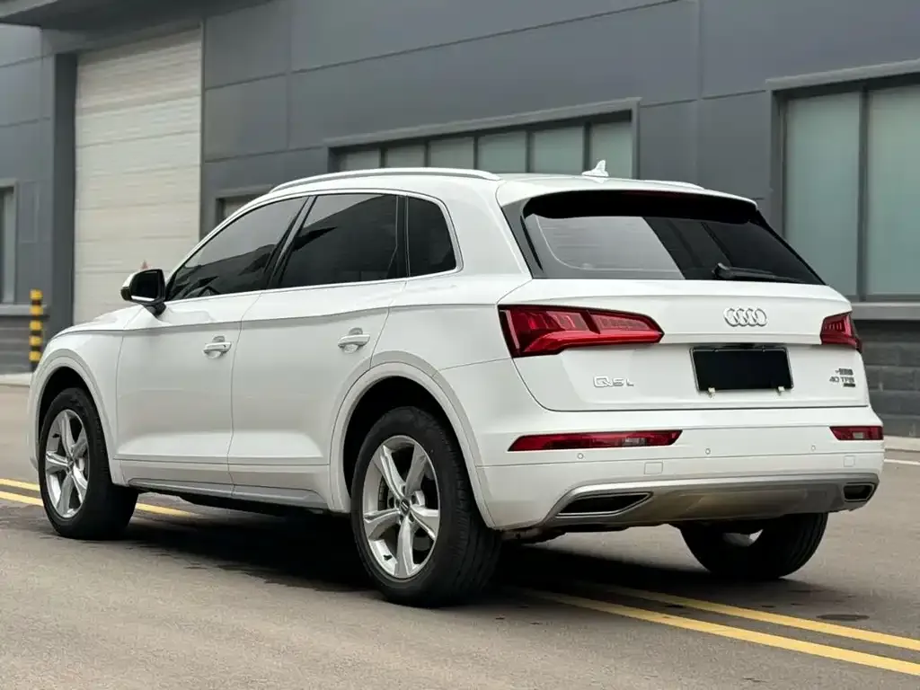 Audi Q5L — фото 9