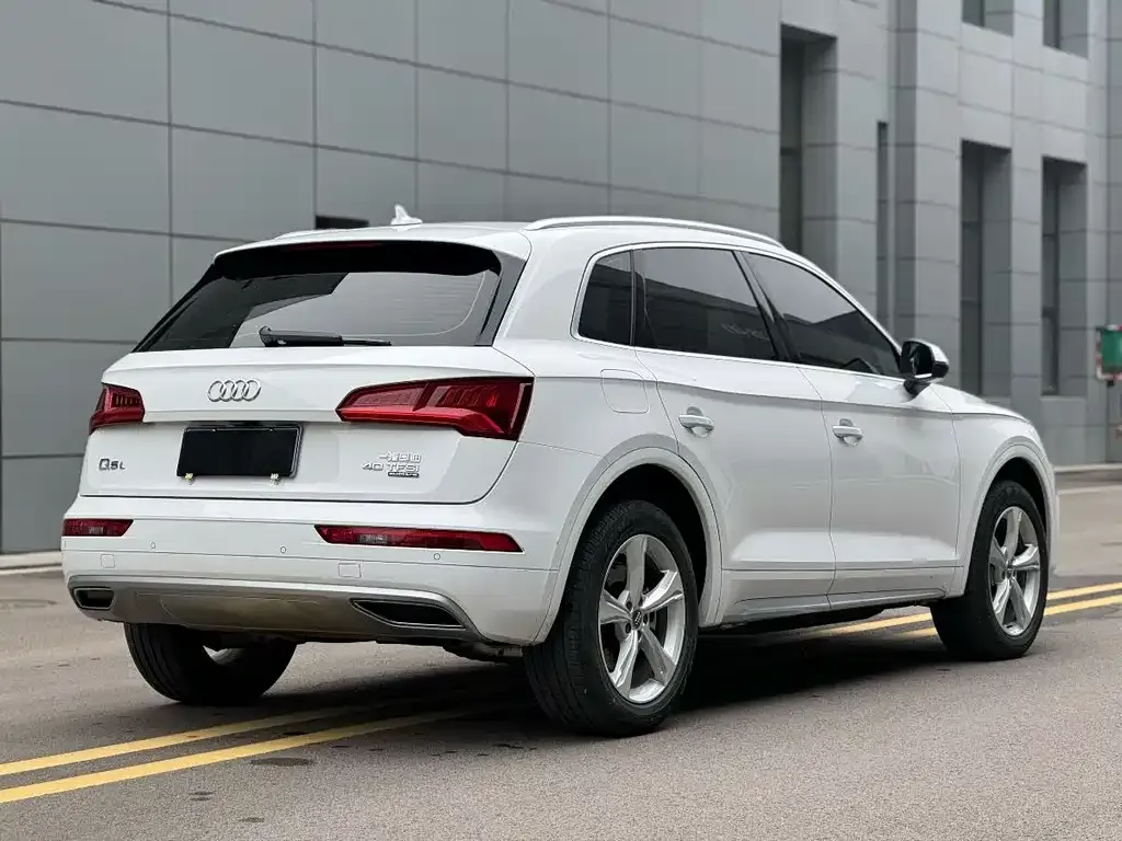 Audi Q5L — фото 5