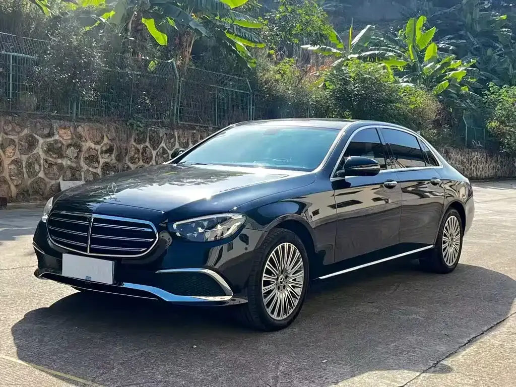 Mercedes-Benz E-Class — фото 1