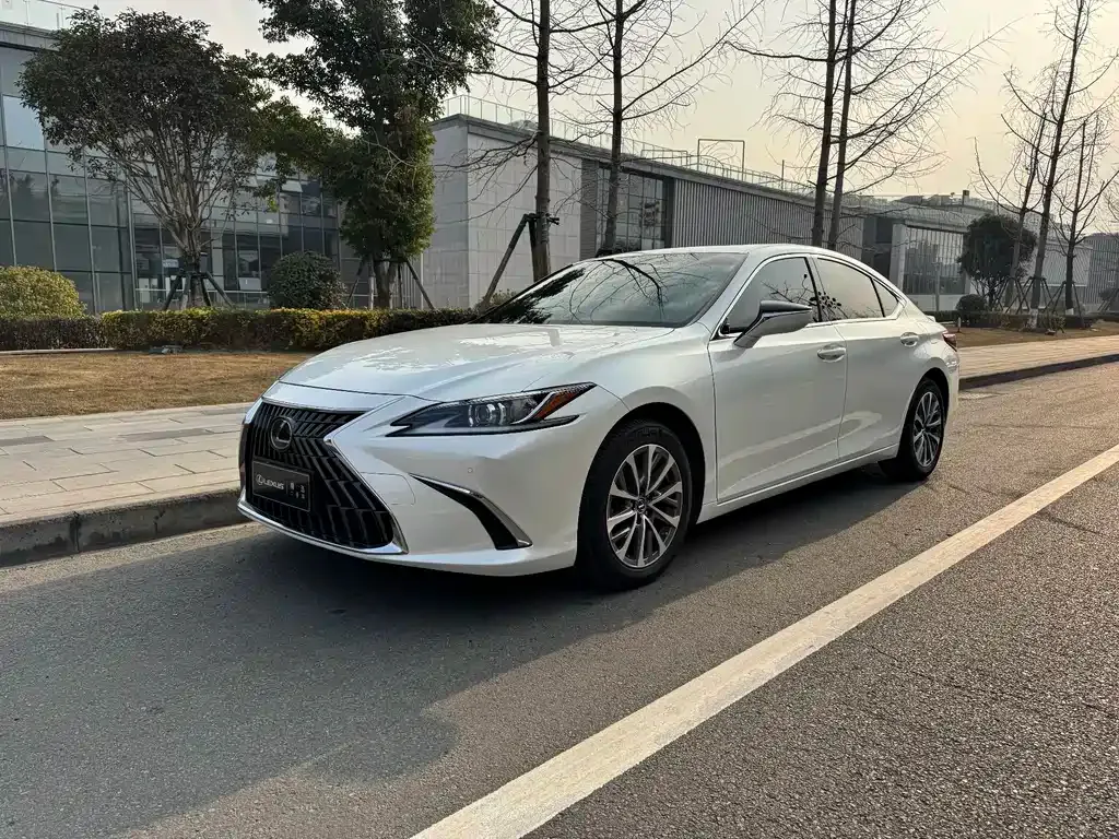 Lexus ES — фото 1