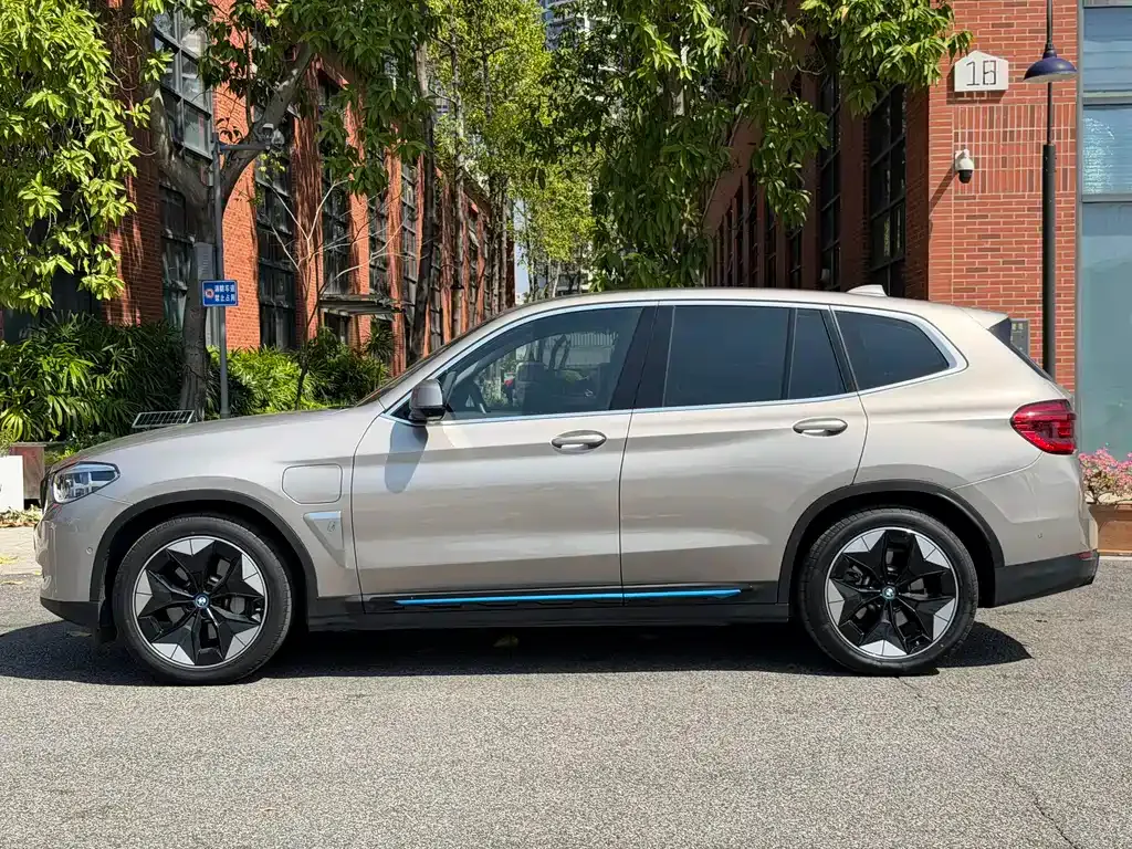 BMW iX3 — фото 6