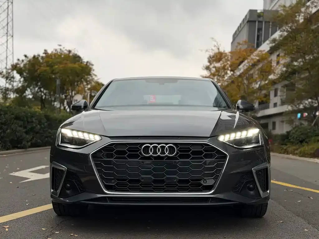 Audi A4L — фото 1
