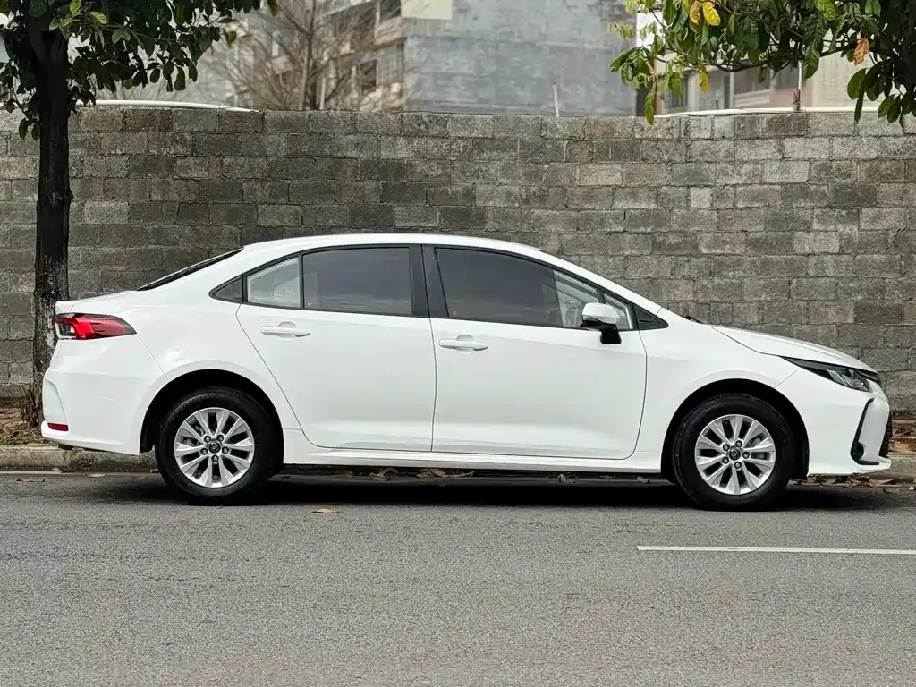 Toyota Corolla — фото 8