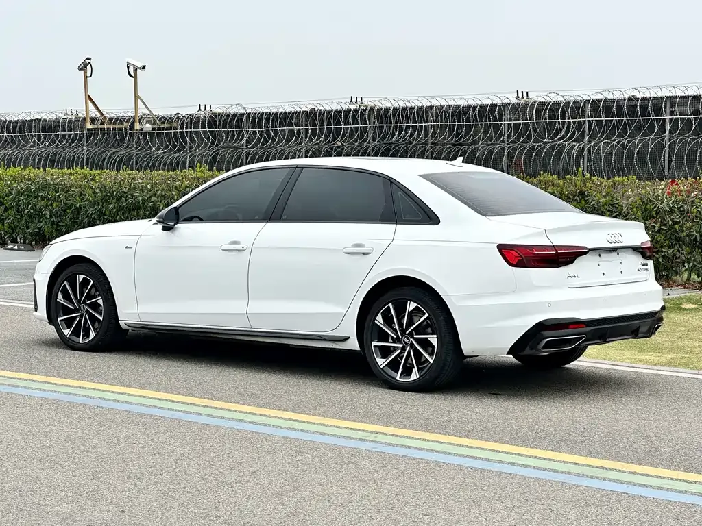 Audi A4L 2023 из CN, фото 7