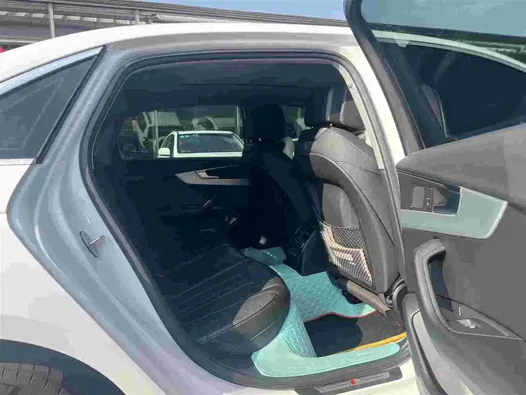 Audi A4L 2021 из CN, фото 6