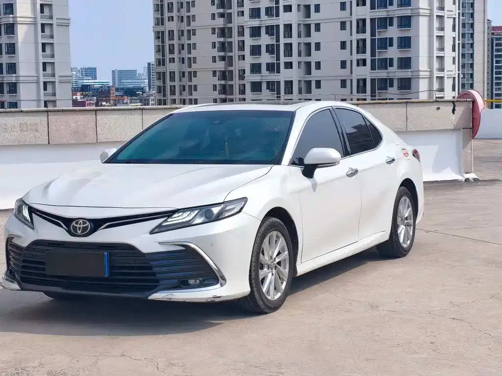 Toyota Camry — фото 1
