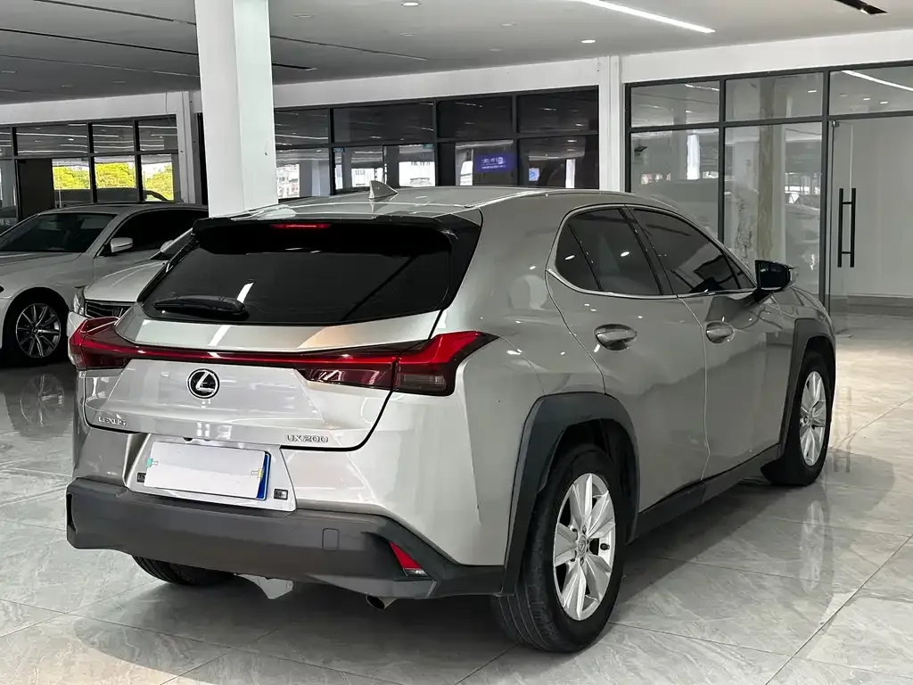 Lexus UX — фото 2