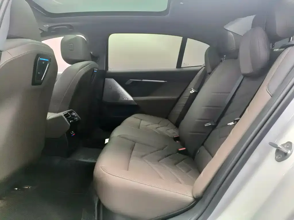 BMW 5 Series 2025 из CN, фото 2
