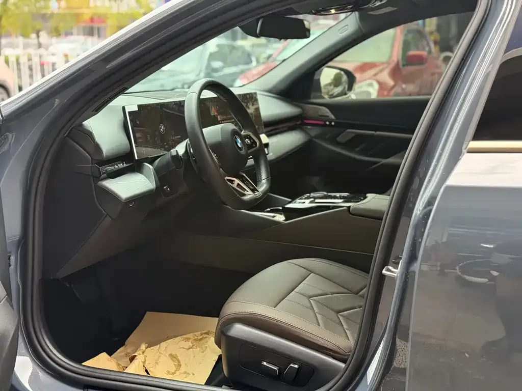 BMW 5 Series 2024 из CN, фото 3