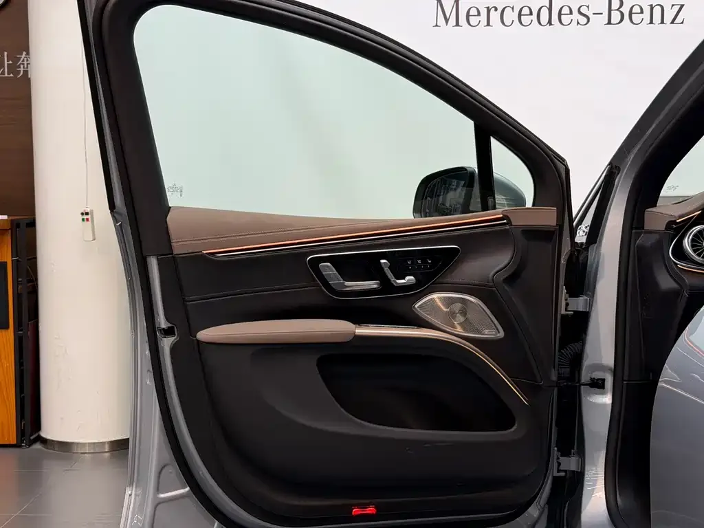 Mercedes-Benz EQS SUV — фото 4