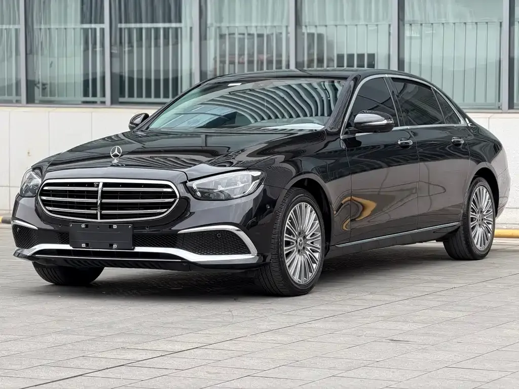 Mercedes-Benz E-Class — фото 1