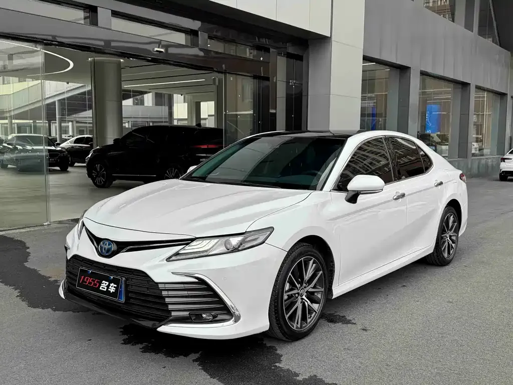 Toyota Camry — фото 1