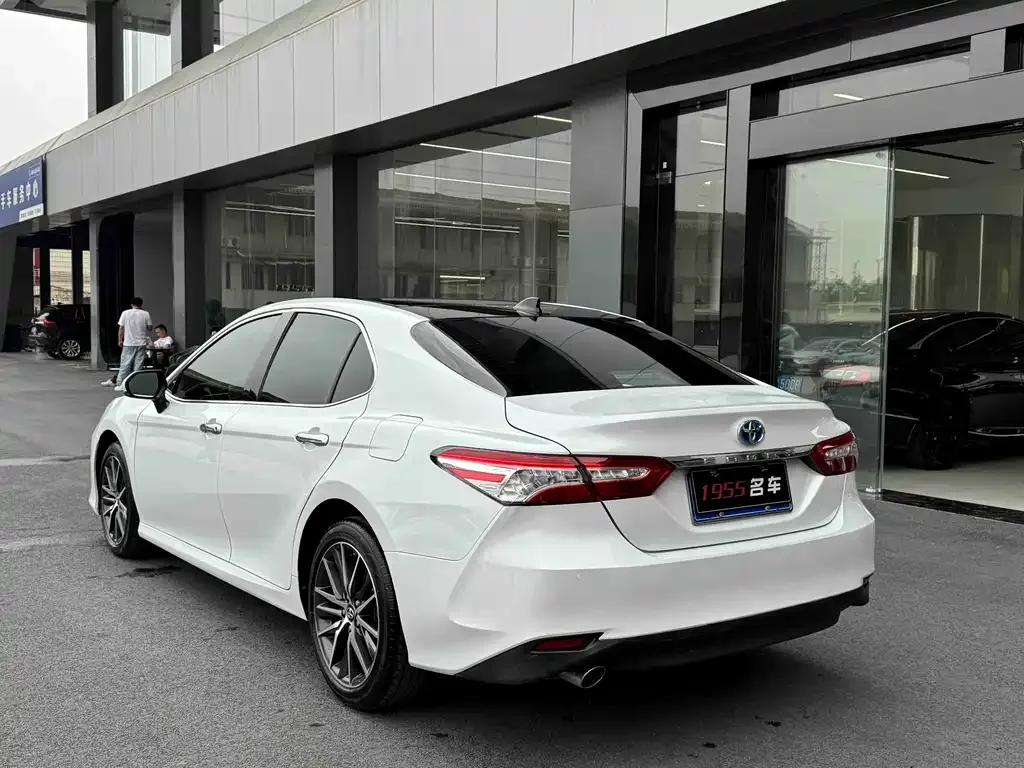 Toyota Camry — фото 3